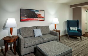 32-inch flat-screen TV with cable channels, TV, MP3 dock - Hilton Garden Inn Omaha Downtown/Old Market Area (Omaha)