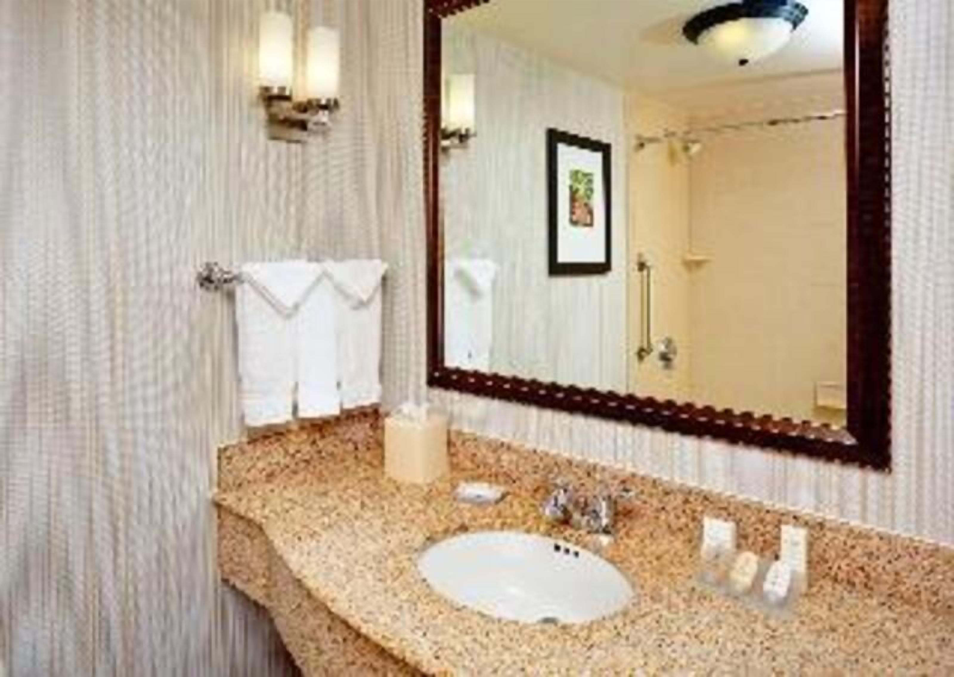 Bathroom | Combined shower/tub, hydromassage showerhead, free toiletries