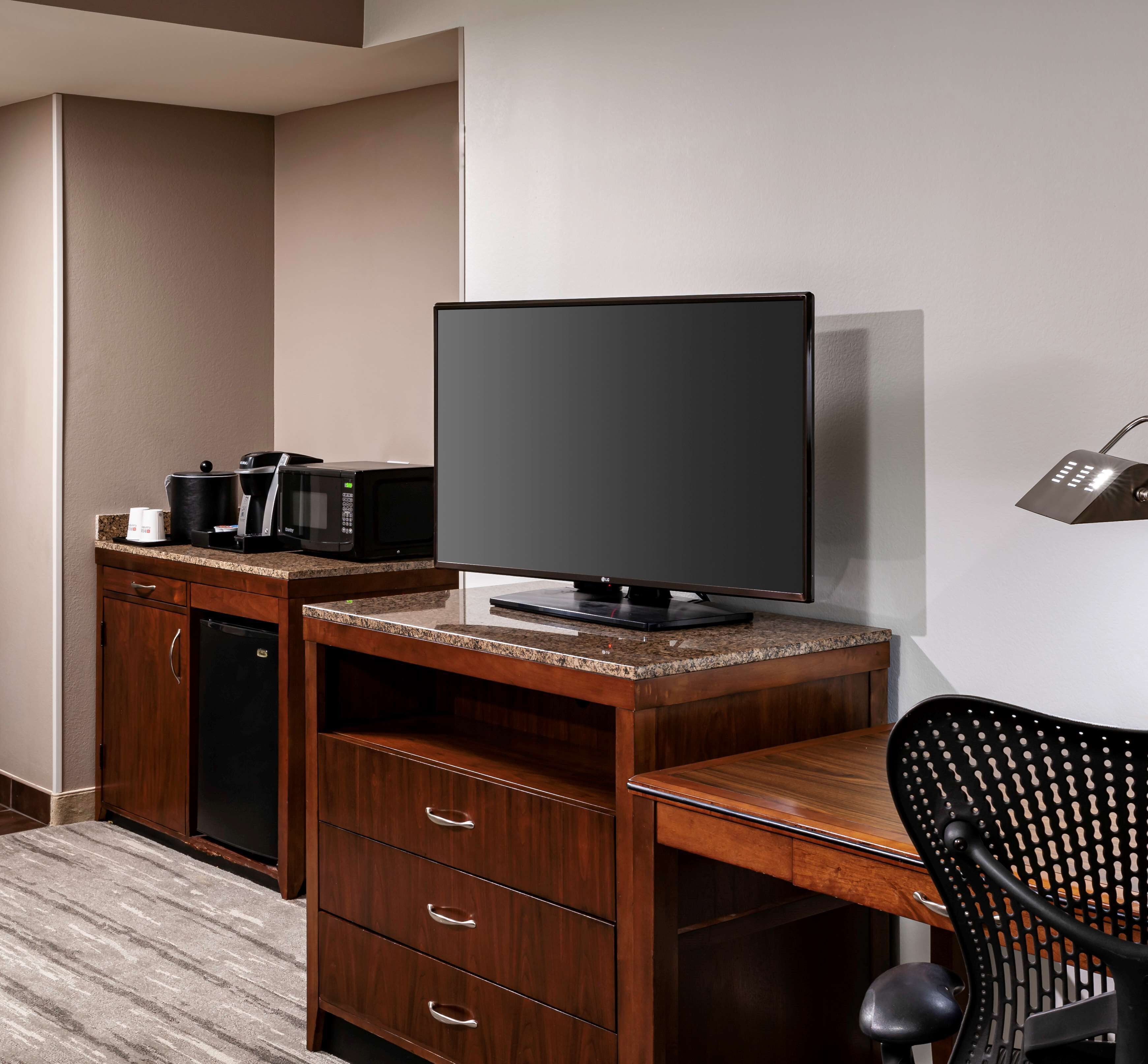 premium bedding, down duvets, in-room safe, desk