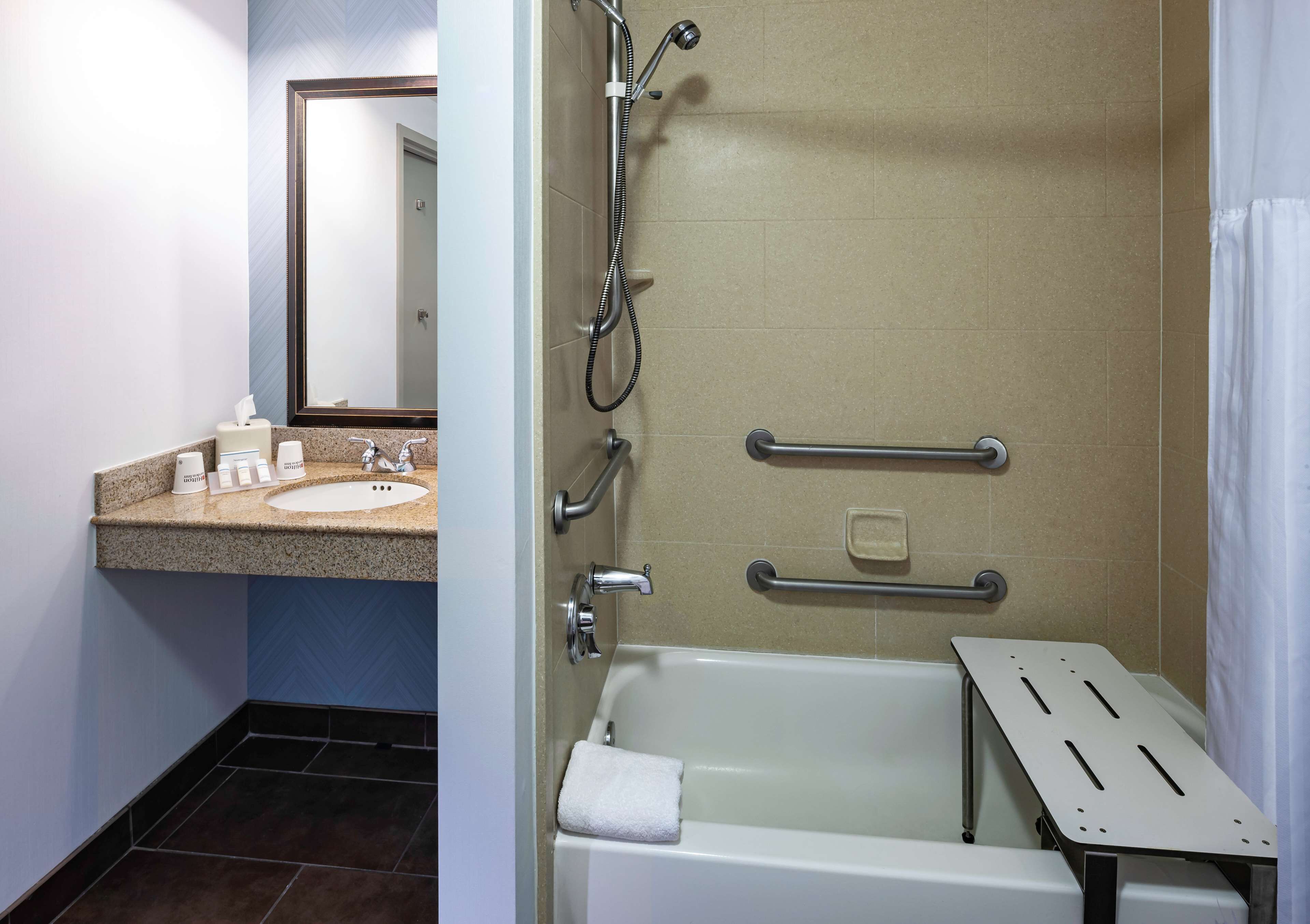 combined shower/bathtub, hydromassage showerhead, free toiletries