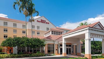 Surrounded by lush greenery and palm trees, this hotel offers a welcoming atmosphere.
