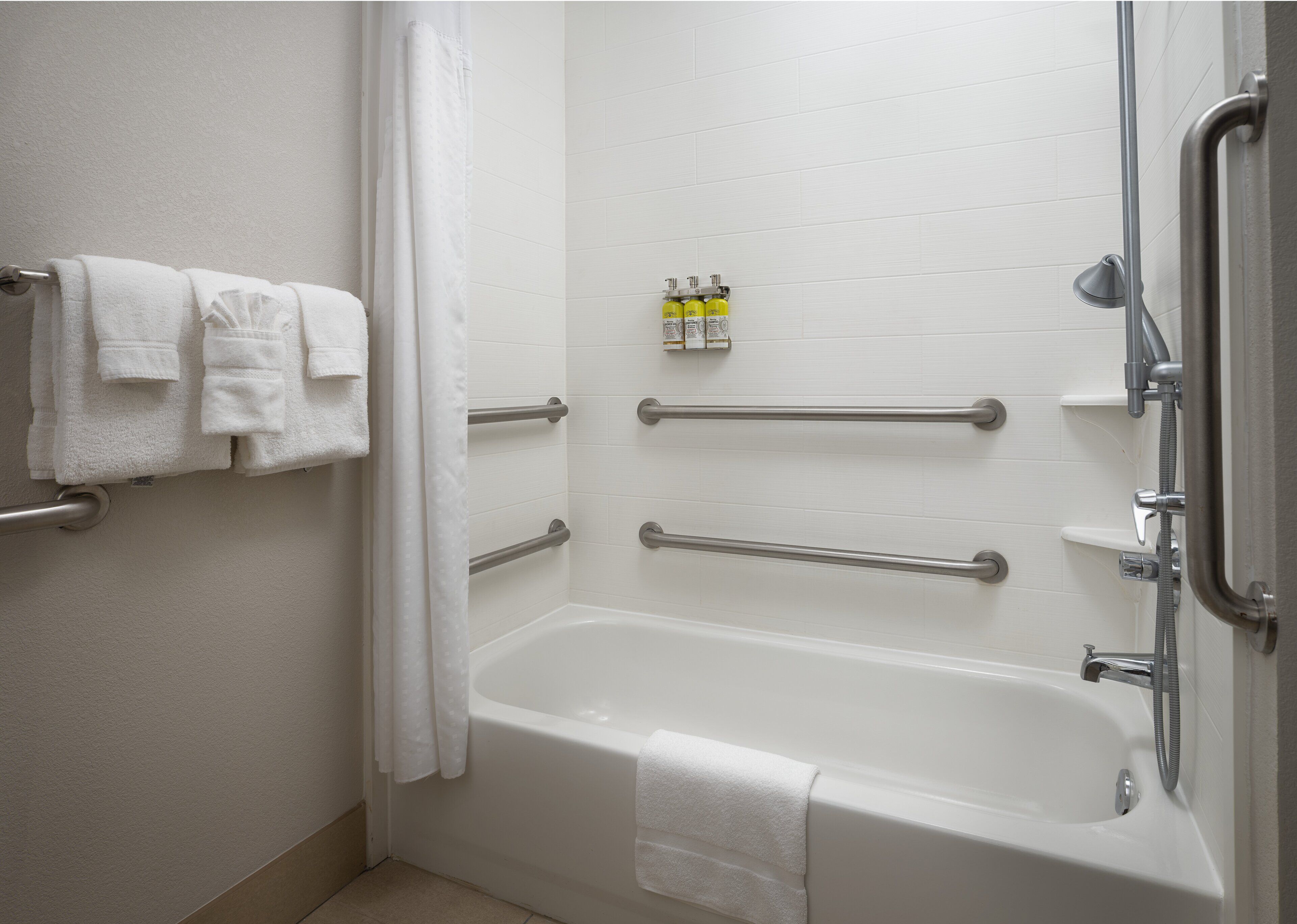 standard room, 1 king bed | bathroom | combined shower/bathtub, free toiletries, hair dryer, towels