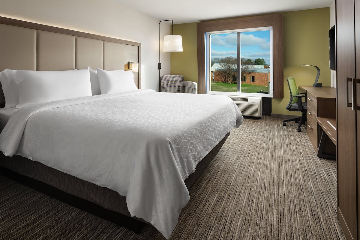 in-room safe, desk, iron/ironing board, free wifi