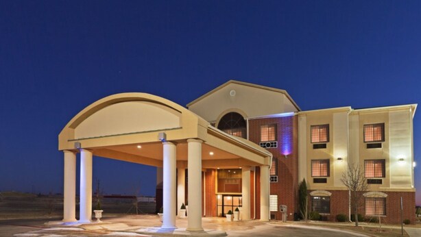 A hotel with a covered entrance, multiple floors, and a brick facade. - Holiday Inn Express & Suites Plainview by IHG (Plainview)