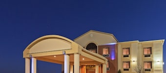 Holiday Inn Express & Suites Plainview by IHG
