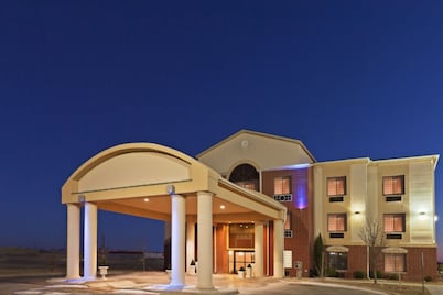 Holiday Inn Express & Suites Plainview by IHG