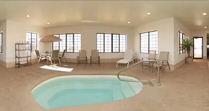 Holiday Inn Express & Suites Plainview by IHG