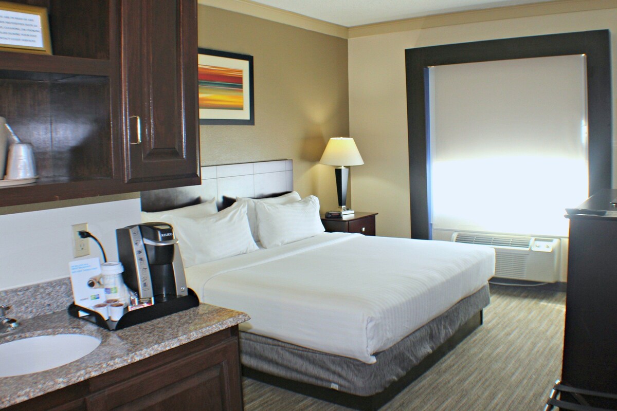 In-room safe, desk, iron/ironing board, cribs (surcharge)