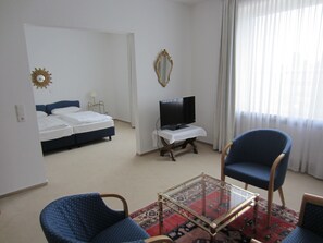 Deluxe Suite | Egyptian cotton sheets, premium bedding, minibar, in-room safe