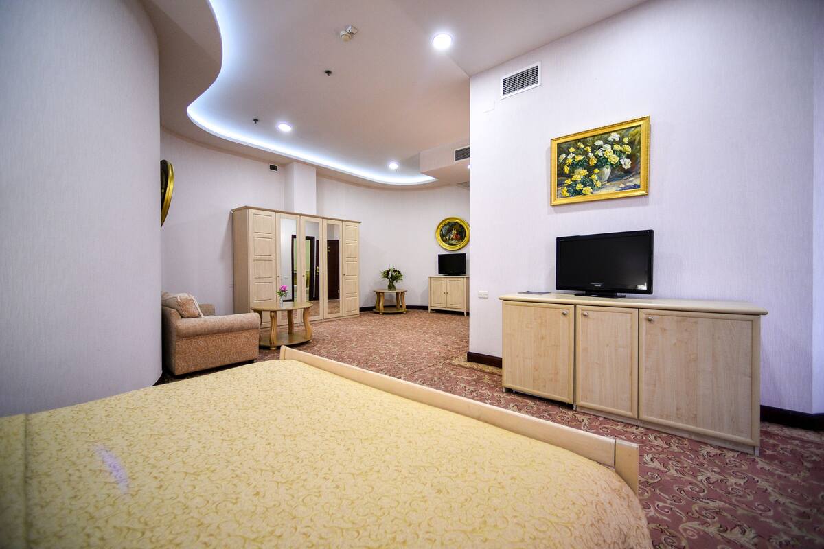 honeymoon studio suite, city view | 1 bedroom, premium bedding, minibar, in-room safe