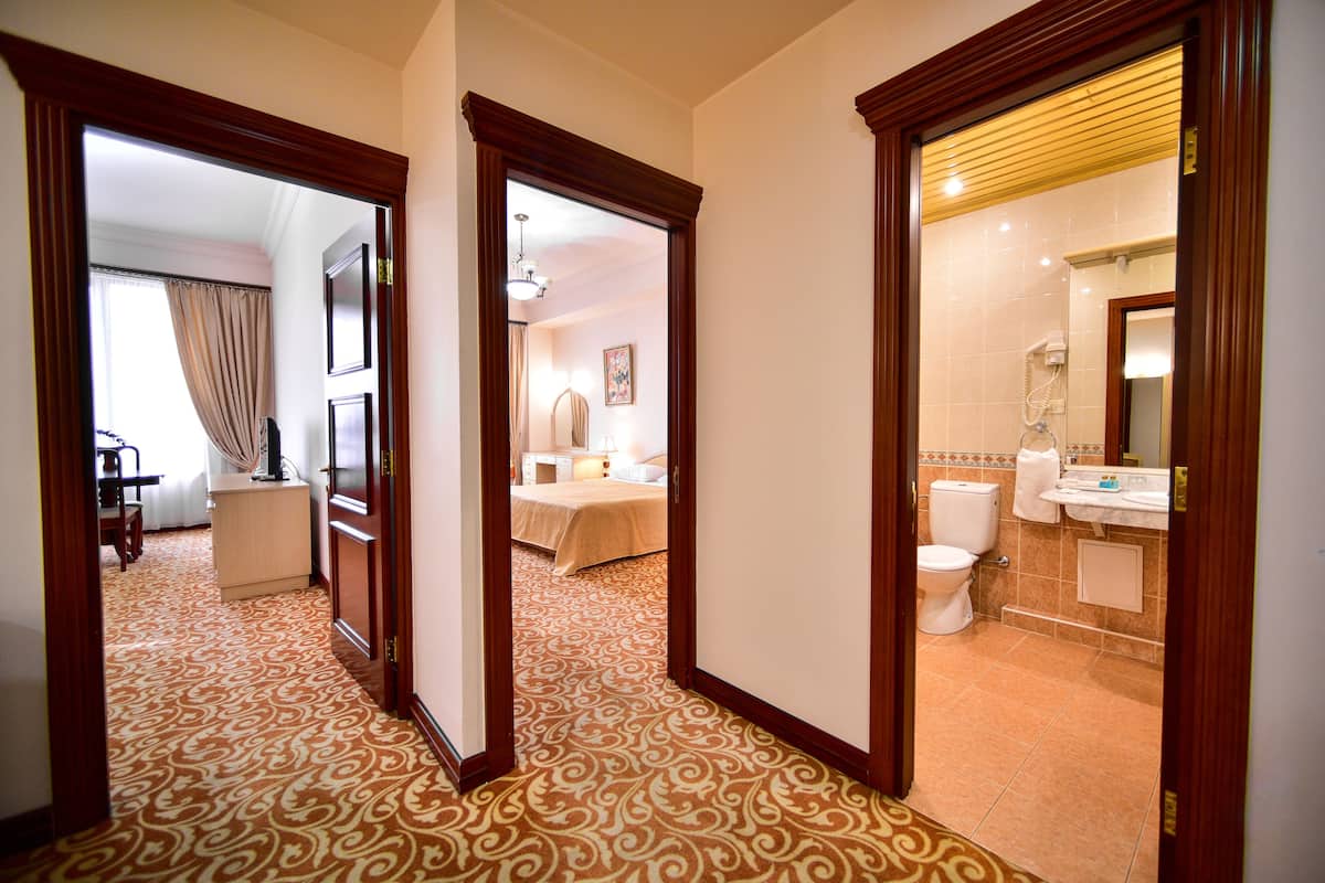 senior suite, 1 bedroom | bathroom | free toiletries, hair dryer, bathrobes, slippers