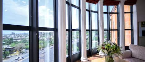 Honeymoon studio suite, uitzicht op stad | 1 slaapkamer, luxe beddengoed, een minibar, een kluis op de kamer
