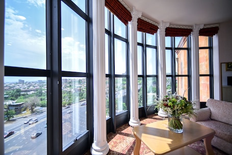 Suite estudio de luna de miel, vistas a la ciudad | Ropa de cama de alta calidad, minibar, caja fuerte y escritorio. METROPOL HOTEL Yerevan