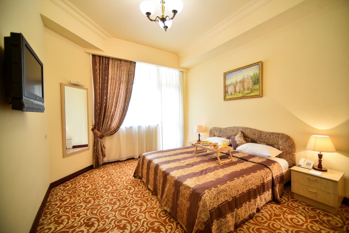 Junior Suite | 1 bedroom, premium bedding, minibar, in-room safe