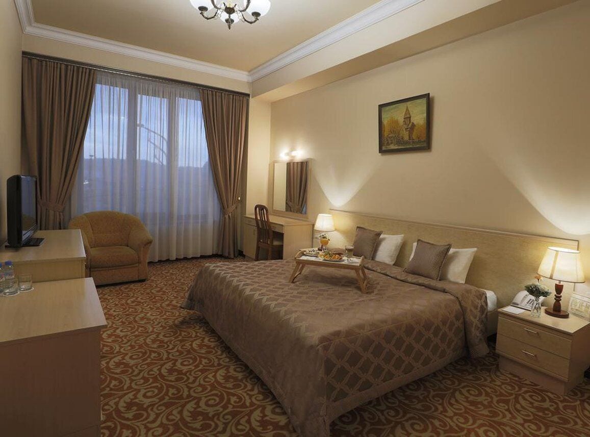 standard double room | 1 bedroom, premium bedding, minibar, in-room safe