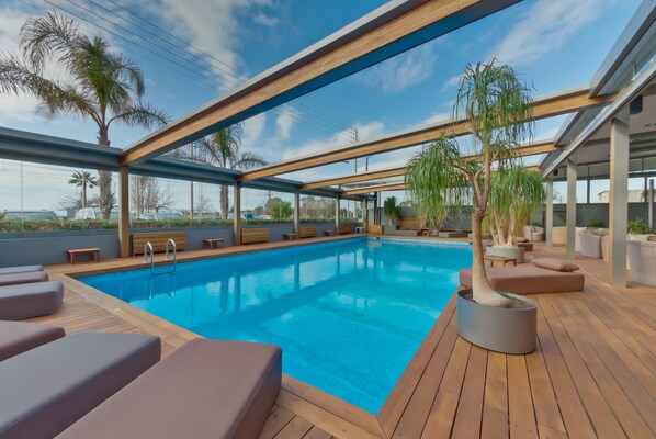 Outdoor pool, sun loungers