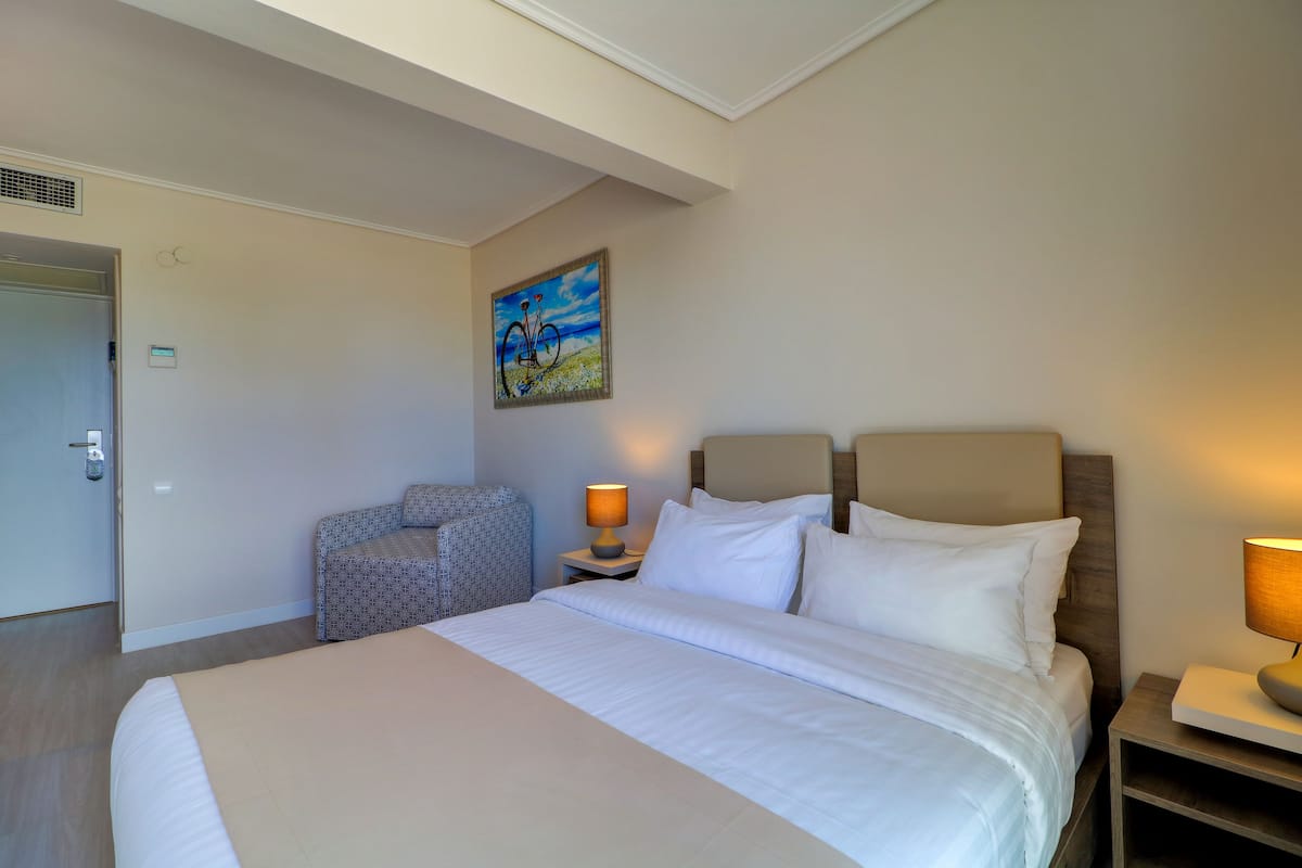 Executive Room, Sea View | Select Comfort beds, in-room safe, desk, soundproofing