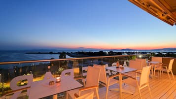 2 Bars/Lounges, Poolbar