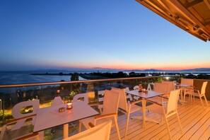2 bars/lounges, poolside bar