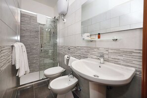 Triple Room | Bathroom | Shower, hair dryer, bidet, towels - Hotel Rimini (Rome)