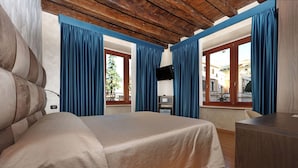 Une chambre à coucher avec un lit, un bureau et une télévision.