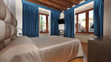 Double Room | Minibar, in-room safe, desk, soundproofing