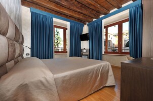 Quarto casal | Frigobar, cofres nos quartos, escrivaninha, quartos à prova de som