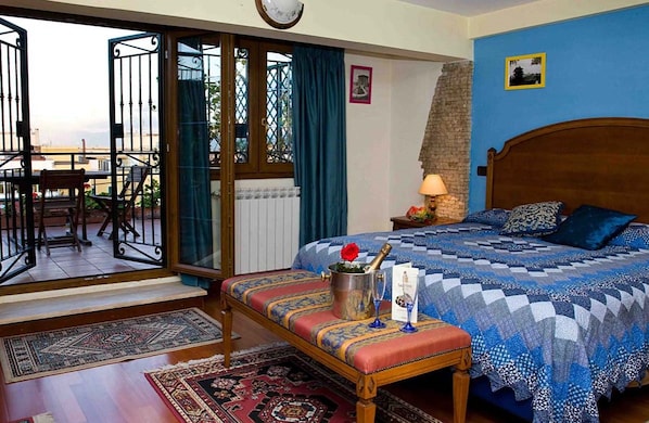 Double Room | Minibar, in-room safe, desk, soundproofing