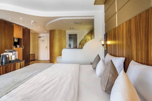 Doppelzimmer, 1 Queen-Bett, Nichtraucher (Life) | Allergikerbettwaren, Minibar, Zimmersafe, Schreibtisch