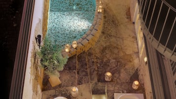 Salas de tratamiento para parejas, sauna y tina de hidromasaje