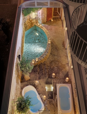 Couples treatment rooms, sauna, hot tub, steam room, body treatments