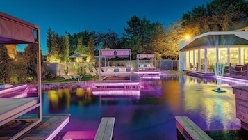 Una piscina techada, 2 piscinas al aire libre, sombrillas