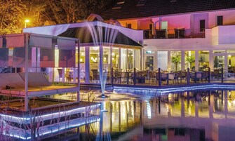 Una piscina techada, 2 piscinas al aire libre, sombrillas