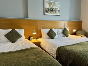 Habitación triple familiar, baño en la habitación | Sábanas de algodón egipcio y ropa de cama de alta calidad