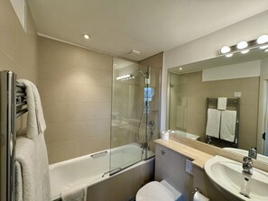 Shower, designer toiletries, hair dryer, towels - The Windermere Hotel, London (London)