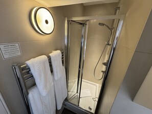 Chambre Double Standard, salle de bains attenante | Salle de bain | Douche, articles de toilette de luxe, sèche-cheveux, serviettes fournies