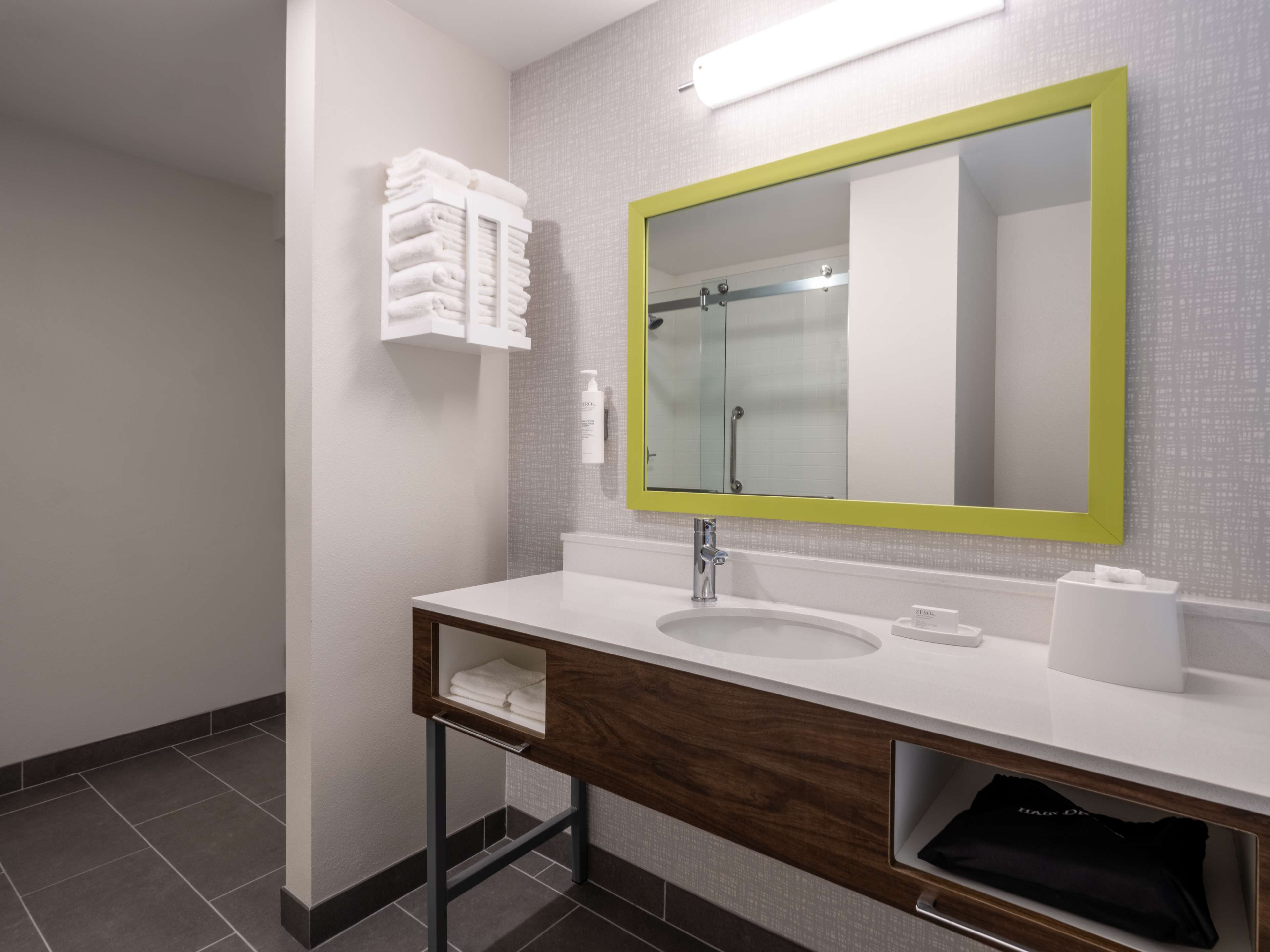 combined shower/bathtub, spring water bathtub, hydromassage showerhead