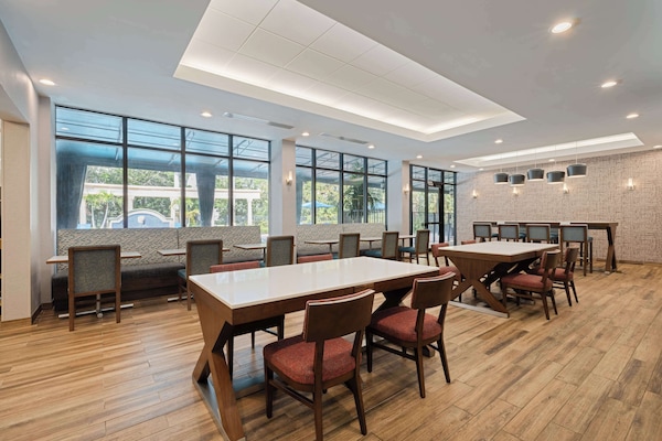 Sudah termasuk sarapan dibawa pulang setiap hari