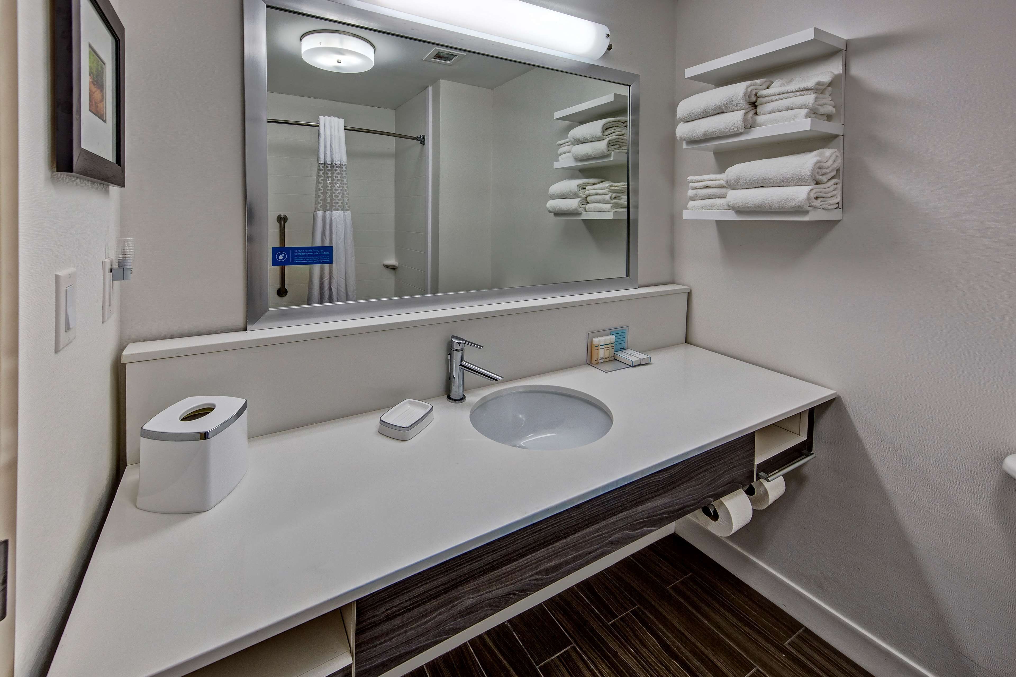 combined shower/bathtub, hair dryer, towels