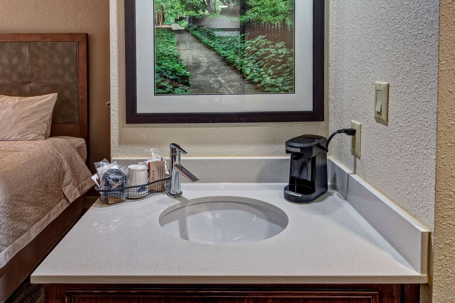 Bathroom | Combined shower/tub, hair dryer, towels