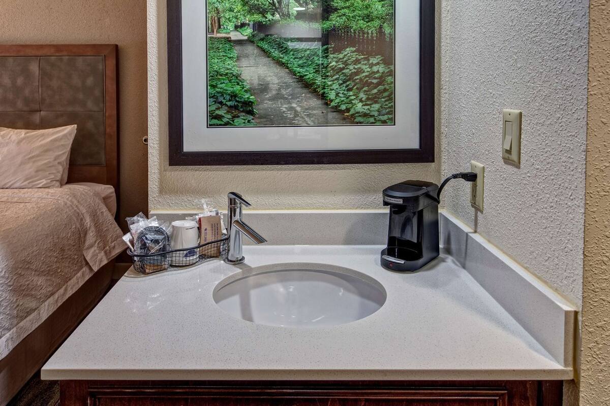 Bathroom | Combined shower/tub, hair dryer, towels