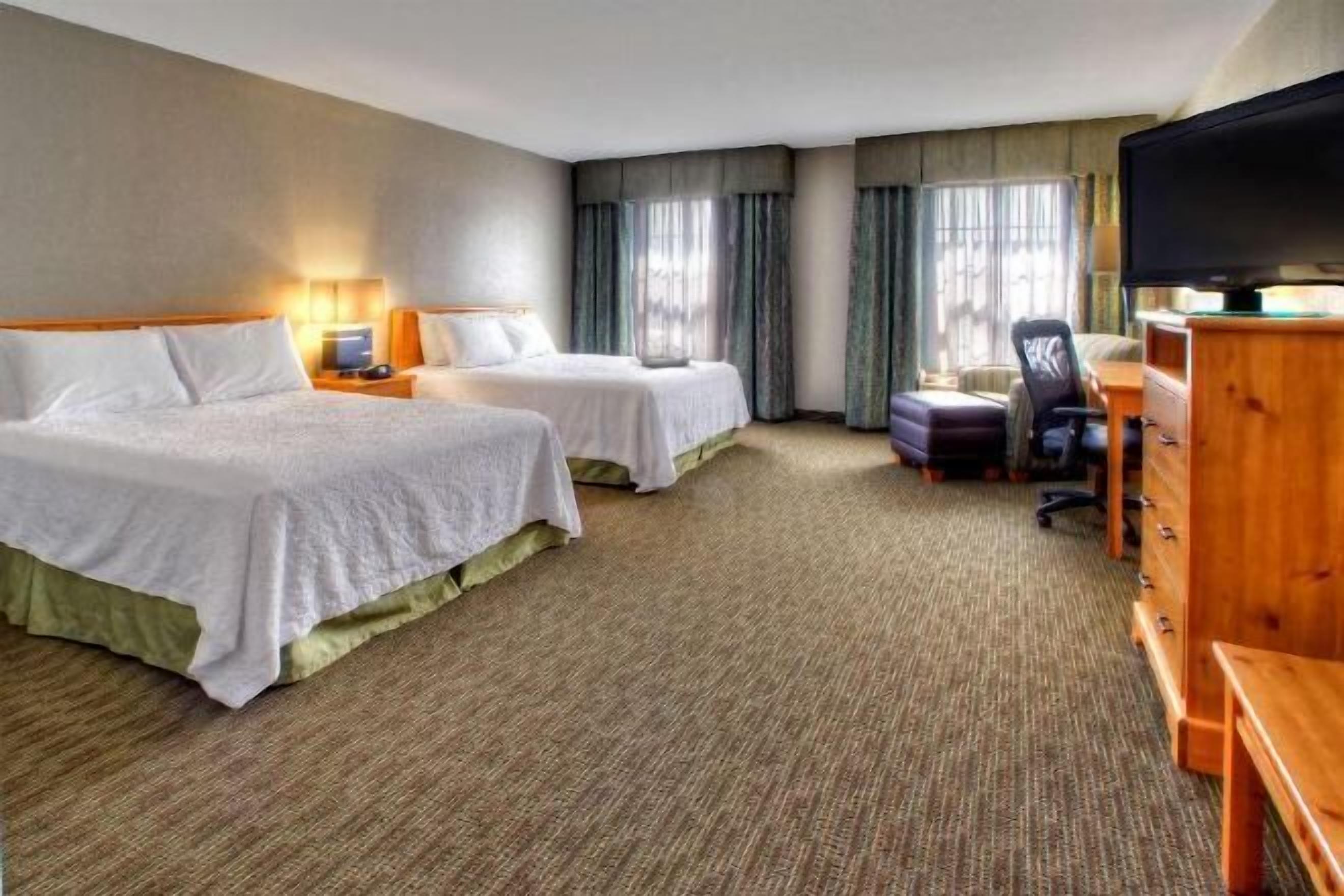 客房内保险箱、办公桌、笔记本电脑工作区、熨斗/熨衣板