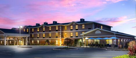 A hotel with a central courtyard, multiple entry points, and a parking lot.