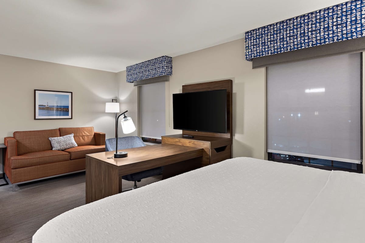 Standard Room, 1 Katil Raja (King) dengan Katil Sofa, Non Smoking | Peti besi dalam bilik, meja, ruang kerja komputer riba