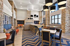 Free daily continental breakfast - Hampton Inn & Suites by Hilton Petoskey (Petoskey)