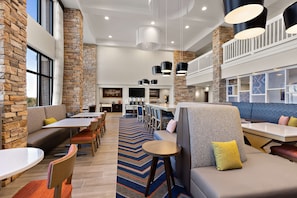 Free daily continental breakfast - Hampton Inn & Suites by Hilton Petoskey (Petoskey)
