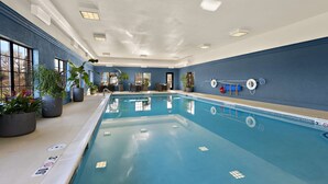 Ein Hallenbad mit deutlichen Fahrstreifenmarkierungen, Topfpflanzen und einer blauen Wand.