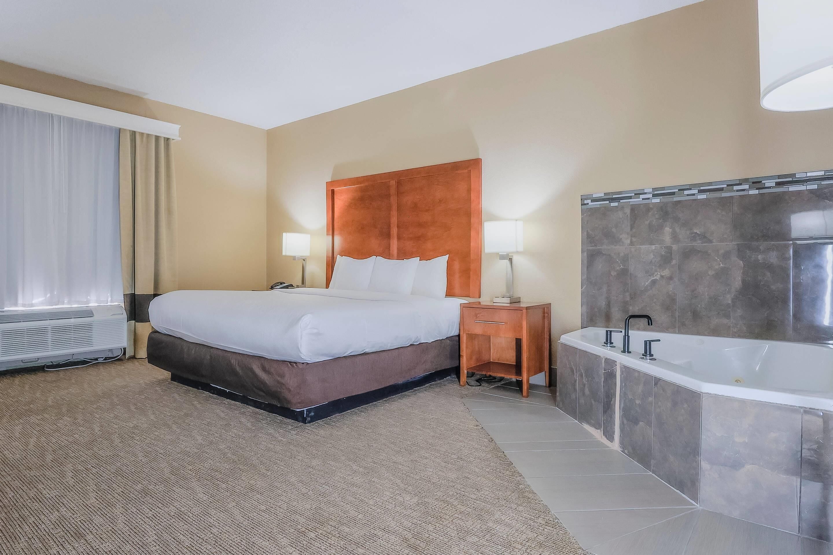 Room, 1 King Bed, Non Smoking | Desk, Internet, bed sheets, alarm clocks