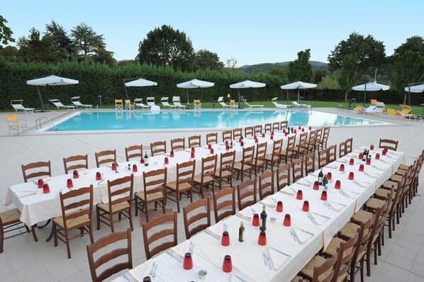 Piscine extérieure, parasols de plage, chaises longues