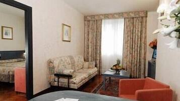 Minibar, caja fuerte, escritorio y sistema de insonorización